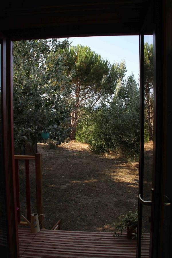 Roulotte Aux Peupliers Hotell La Tour-dʼAigues Exteriör bild