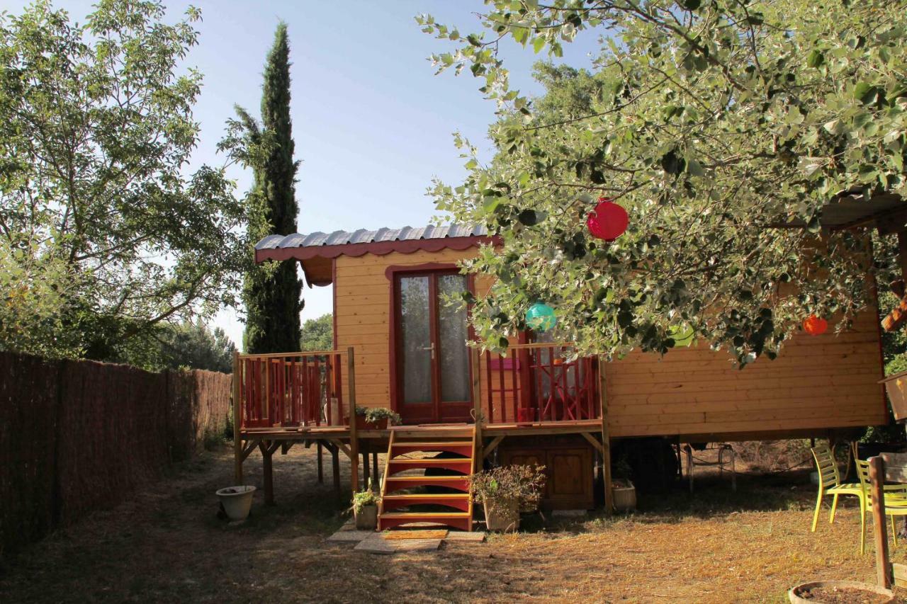 Roulotte Aux Peupliers Hotell La Tour-dʼAigues Exteriör bild